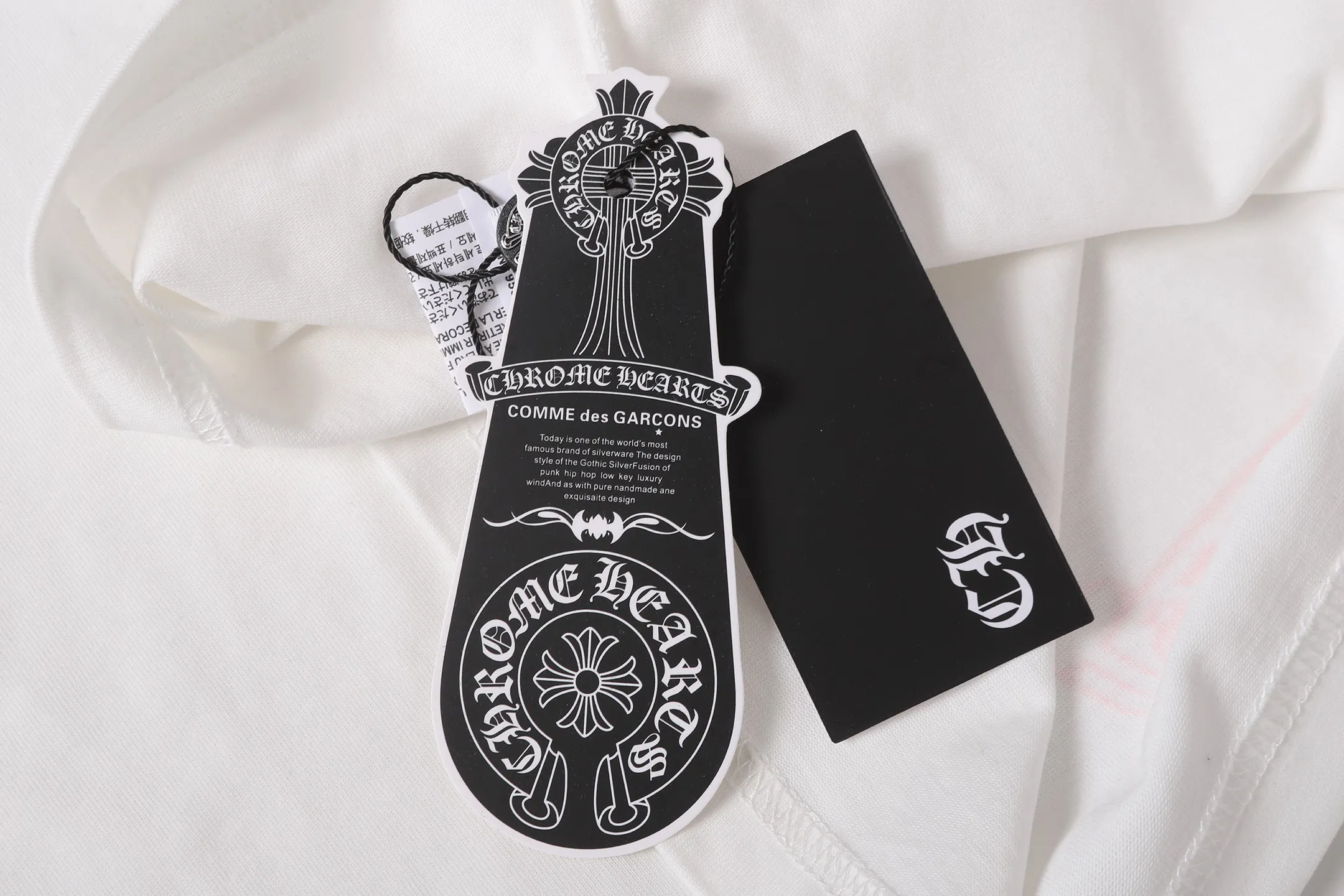P160 Chrome Hearts CH Chrome Hearts Heavy Industry lip graffiti leather cross ✝️Short-sleeved T-shirt Use imported Tajima machine embroidery Correctly configured Black 2025 Chrome Hearts nylon bag authentic packaging 260 grams of custom-dyed double yarn cotton Large version Loose and stylish Differentiation from low version slim and long version The upper body pulls the hips 100% commitment: top quality Do not make fast food The highest version on the market Top quality - different from the ordinary versions on the market If you care about quality, you should also respect the price. Absolutely 0 after-sales service and 0 return rate so far. It’s hard not to love the style - 260g custom-dyed double yarn fabric - Correct high-density main mark, washed tag, hand-sewn